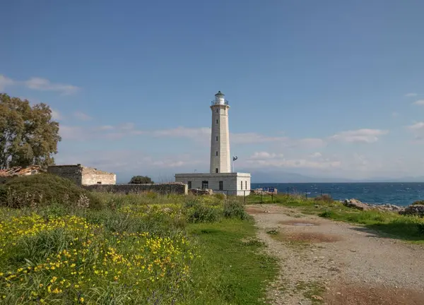 Gyhtheio, Yunanistan - 22 Şubat 2025 Cranae Adası 'ndaki ünlü deniz feneri.