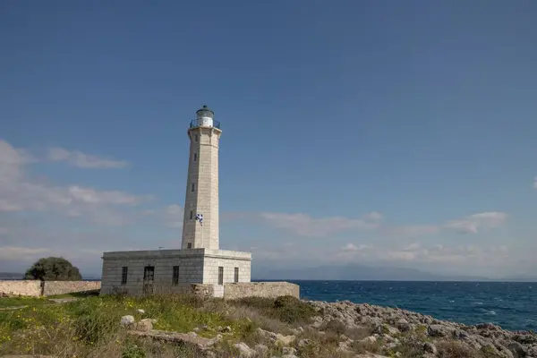 Gyhtheio, Yunanistan - 22 Şubat 2025 Cranae Adası 'ndaki ünlü deniz feneri.