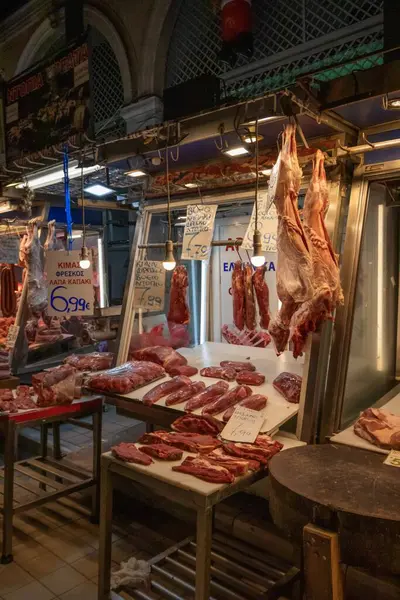 Atina, Yunanistan - 18 Şubat 2025 Varvakeios pazarında alışveriş Yunanistan.