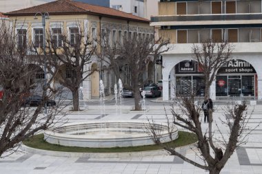 Tripolis, Yunanistan - 25 Şubat 2025 Saint Vasileios katedrali ile Tripolis merkez meydanı.