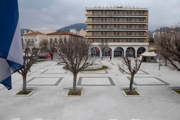 Tripolis, Yunanistan - 25 Şubat 2025 Saint Vasileios katedrali ile Tripolis merkez meydanı.
