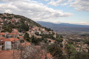 Karytaina, Yunanistan - 20 Şubat 2025 Geleneksel ve tarihi bir köy.