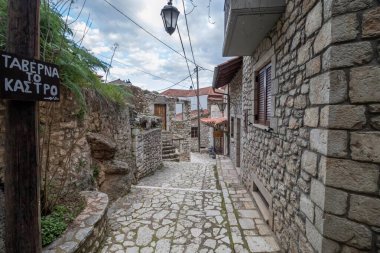 Karytaina, Yunanistan - 20 Şubat 2025 Geleneksel ve tarihi bir köy.