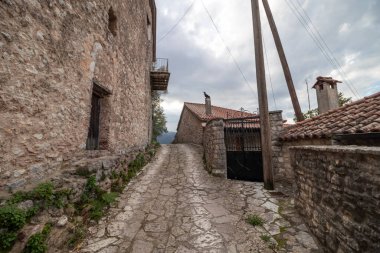 Karytaina, Yunanistan - 20 Şubat 2025 Geleneksel ve tarihi bir köy.