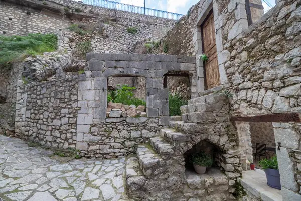 Karytaina, Yunanistan - 20 Şubat 2025 Geleneksel ve tarihi bir köy.