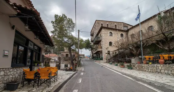Karytaina, Yunanistan - 20 Şubat 2025 Geleneksel ve tarihi bir köy.