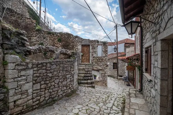 Karytaina, Yunanistan - 20 Şubat 2025 Geleneksel ve tarihi bir köy.