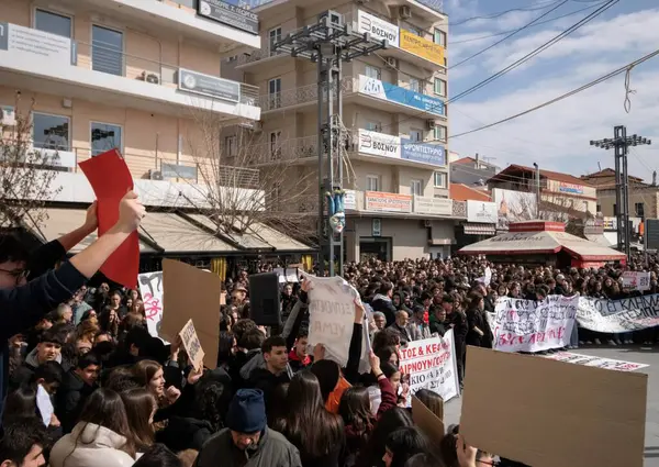 Trablus, Yunanistan - 28 Şubat 2025 Yunanistan tarihinin en büyük protestosu ve genel grevi Tempi tren kazası kurbanları için adalet talep etti