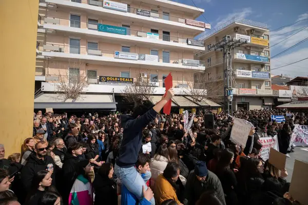 Trablus, Yunanistan - 28 Şubat 2025 Yunanistan tarihinin en büyük protestosu ve genel grevi Tempi tren kazası kurbanları için adalet talep etti
