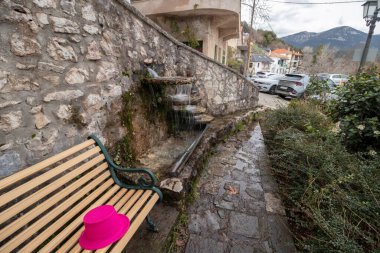 Piana, Yunanistan - 2 Mart 2025 Yunanistan yakınlarındaki tarihi bir köy.