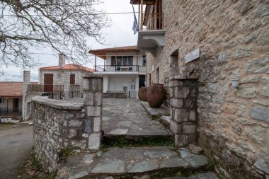 Piana, Yunanistan - 2 Mart 2025 Yunanistan yakınlarındaki tarihi bir köy.