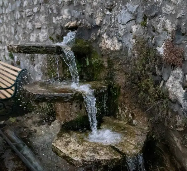 Piana, Yunanistan - 2 Mart 2025 Yunanistan yakınlarındaki tarihi bir köy.