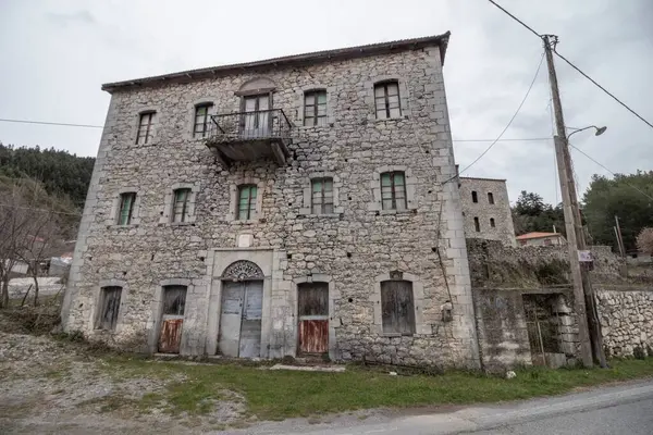 Alonistaina, Yunanistan - 2 Mart 2025 Yunanistan Arcadia bölgesinde küçük tarihi bir köy.