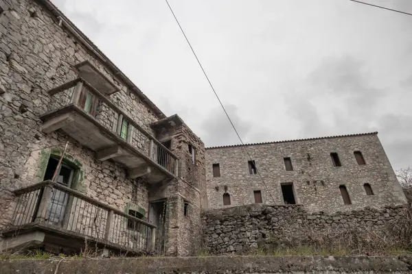 Alonistaina, Yunanistan - 2 Mart 2025 Yunanistan Arcadia bölgesinde küçük tarihi bir köy.