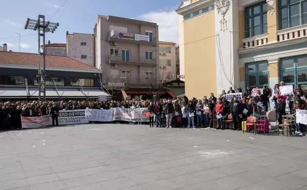 Trablus, Yunanistan - 28 Şubat 2025 Yunanistan tarihinin en büyük protestosu ve genel grevi Tempi tren kazası kurbanları için adalet talep etti