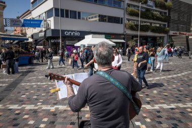 Atina, Yunanistan - 14 Mart 2025 Monastiraki Meydanı ünlü bir turistik eğlence merkezi.