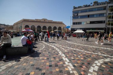Atina, Yunanistan - 14 Mart 2025 Monastiraki Meydanı ünlü bir turistik eğlence merkezi.