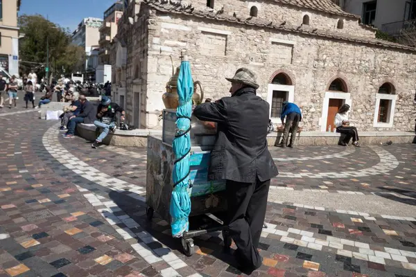 Atina, Yunanistan - 14 Mart 2025 Monastiraki Meydanı ünlü bir turistik eğlence merkezi.