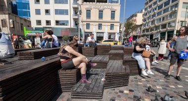 Atina, Yunanistan - 14 Mart 2025 Monastiraki Meydanı ünlü bir turistik eğlence merkezi.