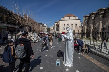 Atina, Yunanistan - 14 Mart 2025 Monastiraki Meydanı ünlü bir turistik eğlence merkezi.