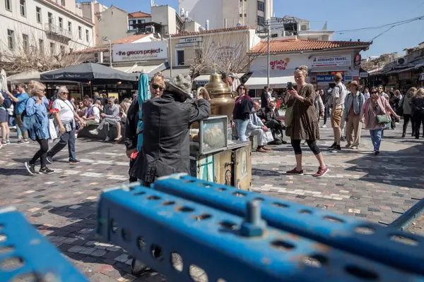 Atina, Yunanistan - 14 Mart 2025 Monastiraki Meydanı ünlü bir turistik eğlence merkezi.