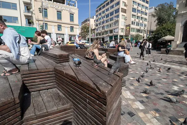 Atina, Yunanistan - 14 Mart 2025 Monastiraki Meydanı ünlü bir turistik eğlence merkezi.