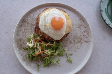 Atina, Yunanistan - 27 Mart 2025 Anafiotika Plaka Atina 'da lezzetli bir yemek.