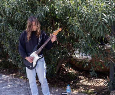 Atina, Yunanistan - 26 Mart 2025 Sokak müzisyenleri