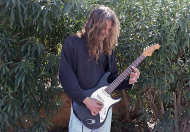 Atina, Yunanistan - 26 Mart 2025 Sokak müzisyenleri