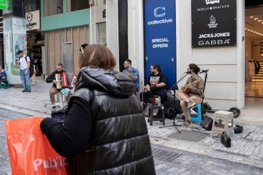 Atina, Yunanistan - 26 Mart 2025 Sokak müzisyenleri