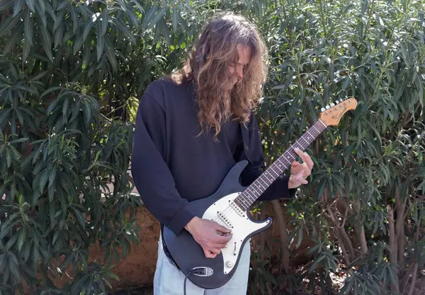 Atina, Yunanistan - 26 Mart 2025 Sokak müzisyenleri