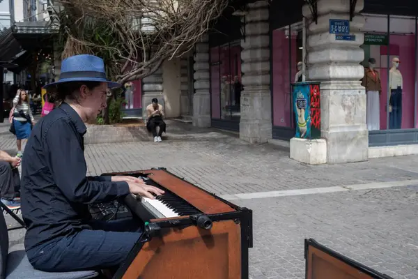 Atina, Yunanistan - 26 Mart 2025 Sokak müzisyenleri