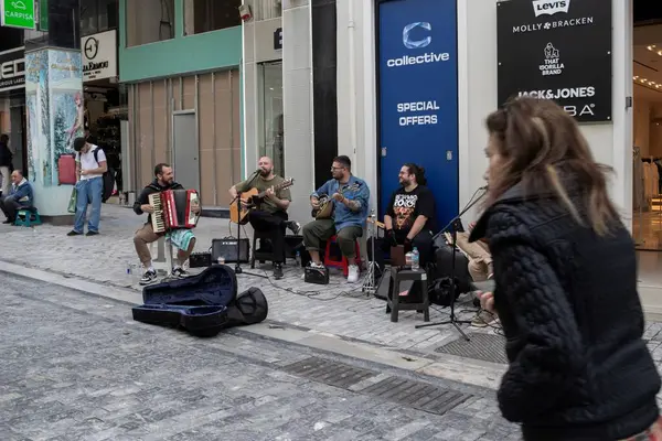 Atina, Yunanistan - 26 Mart 2025 Sokak müzisyenleri