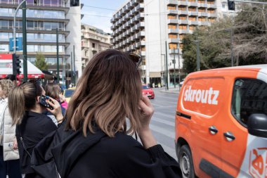 Atina, Yunanistan - 26 Mart 2025 Sokaklarda çok sayıda insan ve işçi.