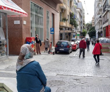 Atina, Yunanistan - 26 Mart 2025 Sokaklarda çok sayıda insan ve işçi.