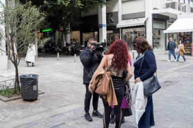 Atina, Yunanistan - 26 Mart 2025 Sokaklarda çok sayıda insan ve işçi.