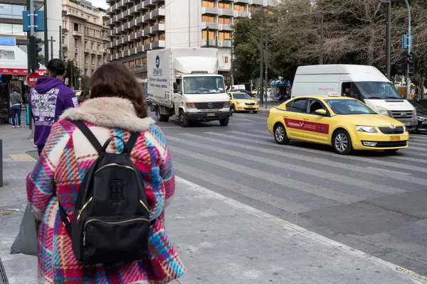 Atina, Yunanistan - 26 Mart 2025 Sokaklarda çok sayıda insan ve işçi.