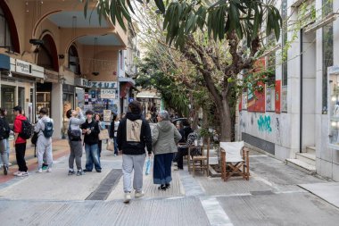 Atina, Yunanistan - 2 Nisan 2025 Bit Pazarı 'nda Dolaşıyor.