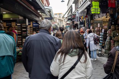 Atina, Yunanistan - 2 Nisan 2025 Bit Pazarı 'nda Dolaşıyor.
