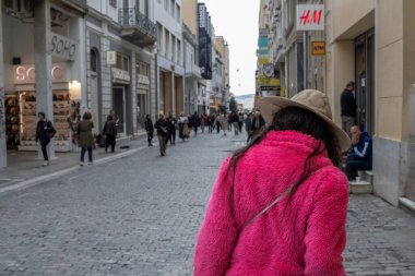 Atina, Yunanistan - 2 Nisan 2025 Ermou Caddesi 'nde gezinen ünlü bir turistik eğlence merkezi.