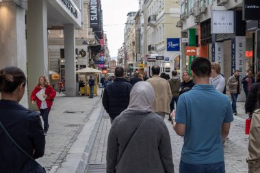 Atina, Yunanistan - 2 Nisan 2025 Ermou Caddesi 'nde gezinen ünlü bir turistik eğlence merkezi.