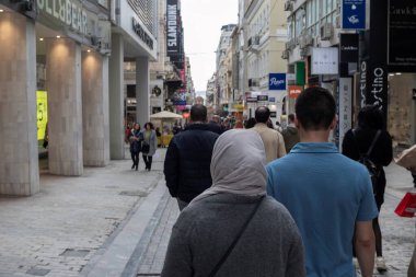 Atina, Yunanistan - 2 Nisan 2025 Ermou Caddesi 'nde gezinen ünlü bir turistik eğlence merkezi.