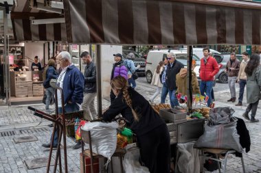Atina, Yunanistan - 2 Nisan 2025 Ermou Caddesi 'nde gezinen ünlü bir turistik eğlence merkezi.
