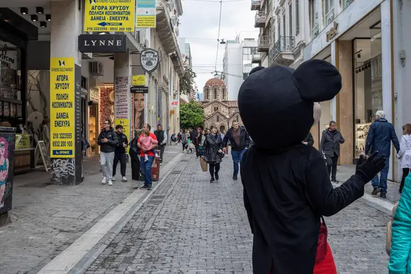 Atina, Yunanistan - 2 Nisan 2025 Ermou Caddesi 'nde gezinen ünlü bir turistik eğlence merkezi.