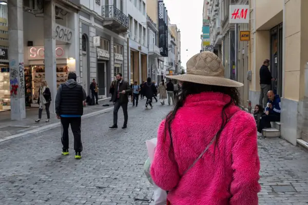 Atina, Yunanistan - 2 Nisan 2025 Ermou Caddesi 'nde gezinen ünlü bir turistik eğlence merkezi.