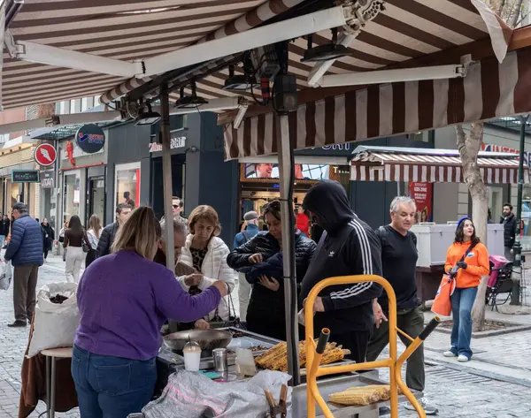 Atina, Yunanistan - 2 Nisan 2025 Ermou Caddesi 'nde gezinen ünlü bir turistik eğlence merkezi.