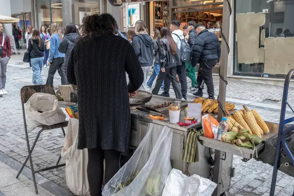 Atina, Yunanistan - 2 Nisan 2025 Ermou Caddesi 'nde gezinen ünlü bir turistik eğlence merkezi.
