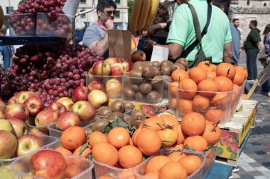 Atina, Yunanistan - 14 Mart 2025 Monastiraki Meydanı ünlü bir turistik eğlence merkezi.
