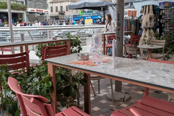 Atina, Yunanistan - 14 Mart 2025 Monastiraki Meydanı ünlü bir turistik eğlence merkezi.