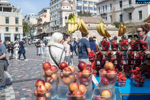 Atina, Yunanistan - 14 Mart 2025 Monastiraki Meydanı ünlü bir turistik eğlence merkezi.